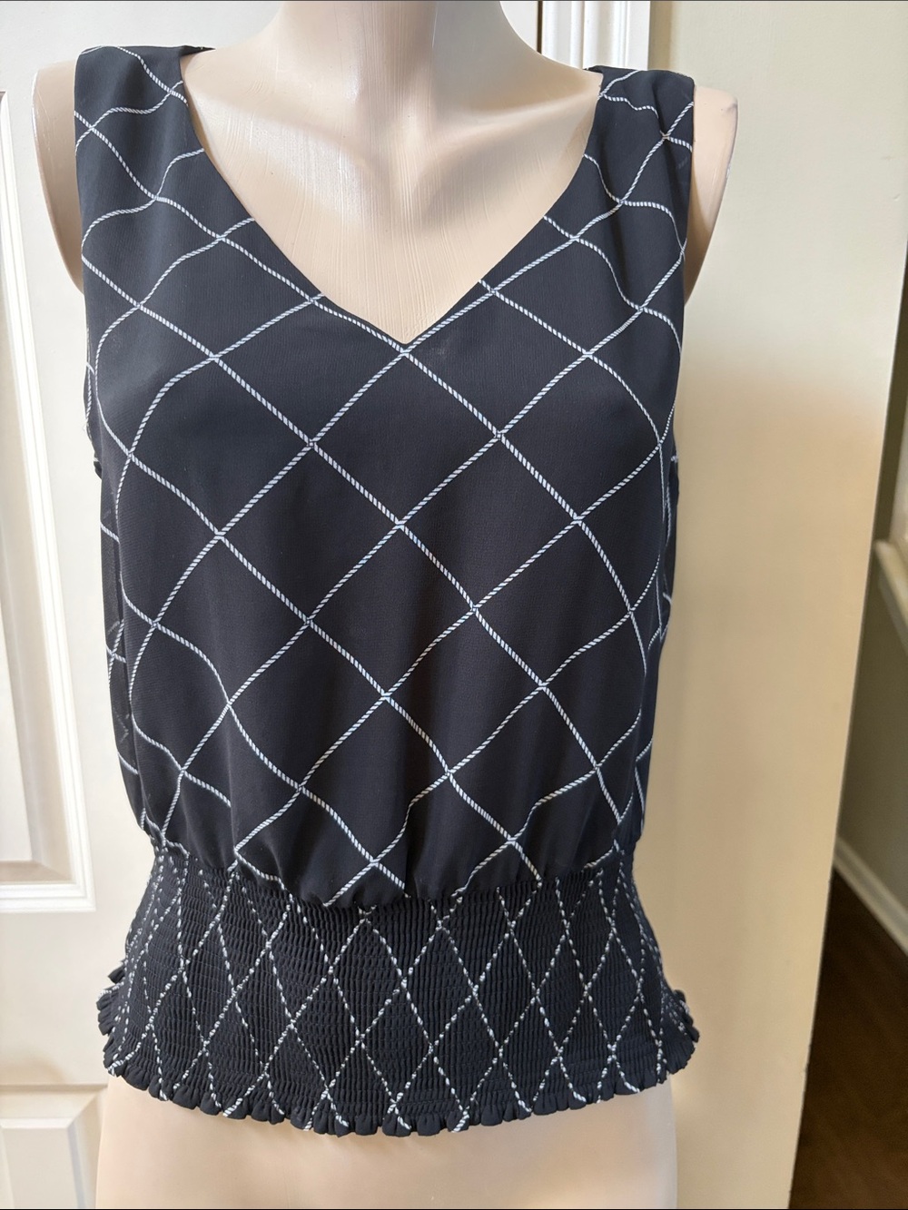 White House Black Market Black Sleeveless V-Neck Diamond Grid Top, sz 10